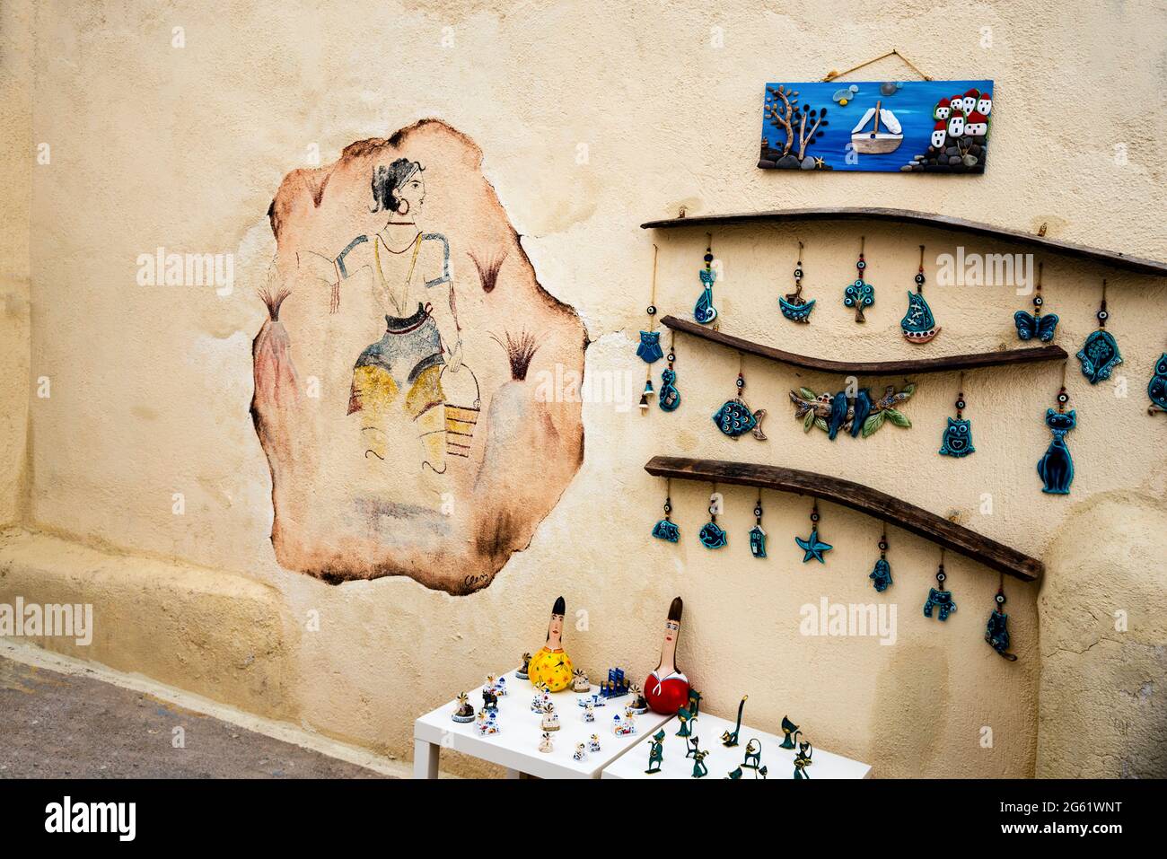 Pendentifs faits à la main sur l'île de Santorin, dans la ville perchée de Pyrgos. Banque D'Images