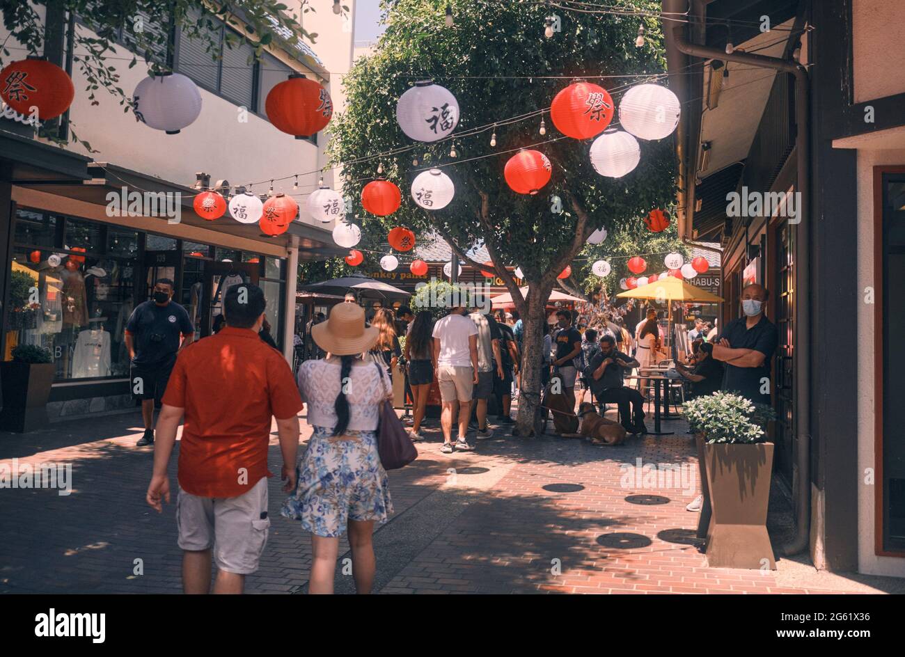 Visiteurs au Japanese Village Plaza à Little Tokyo Banque D'Images