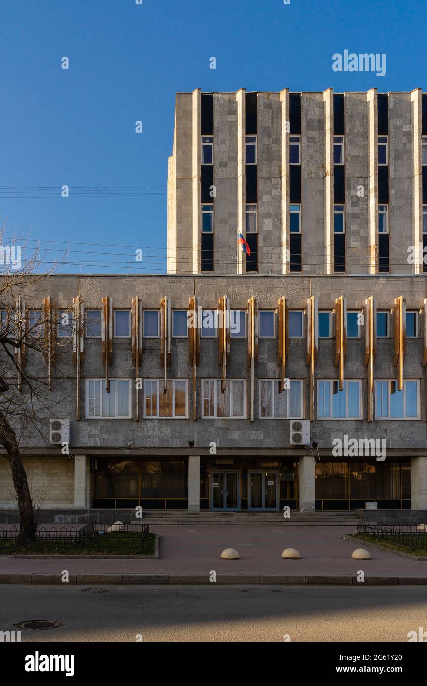 Bâtiment du Bureau central de statistique, conçu par les architectes Prokop et Evteev, style modernisme socialiste, 1986-1990, Saint-Pétersbourg, Russie Banque D'Images Bâtiment du Bureau central de statistique, conçu par les architectes Prokop et Evteev, style modernisme socialiste, 1986-1990, Saint-Pétersbourg, Russie Banque D'Images