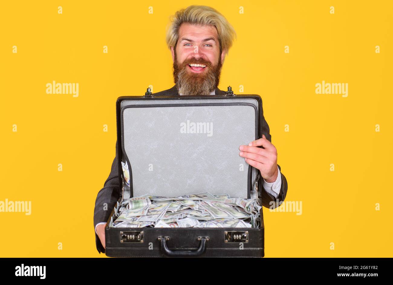 Homme d'affaires souriant avec porte-documents et argent. Homme d'affaires  avec une valise pleine de dollars. Caisse avec argent. Richesse et richesse  Photo Stock - Alamy