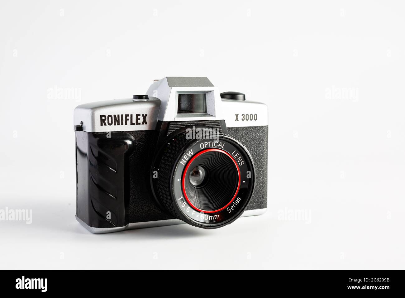 Woodbridge Suffolk UK juin 29 2021: Un classique appareil-photo de film de 35 mm Roniflex X3000 isolé sur fond blanc Banque D'Images