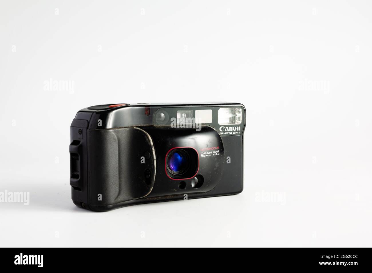 Woodbridge Suffolk UK juin 29 2021 : un appareil photo Canon 35 mm classique isolé sur fond blanc Banque D'Images