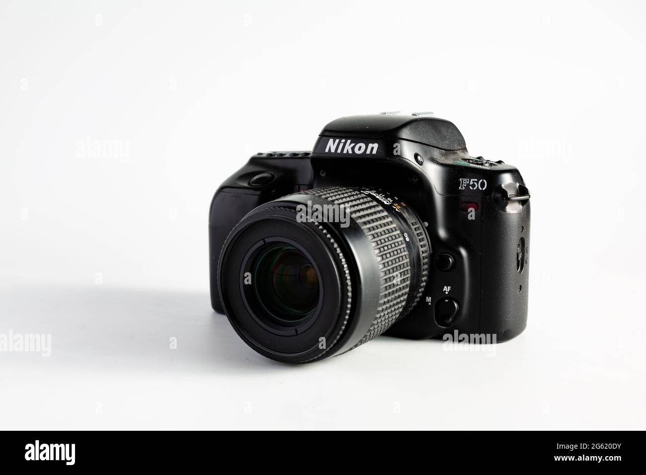 Woodbridge Suffolk UK juin 29 2021 : un appareil photo Nikon F50 classique isolé sur fond blanc Banque D'Images