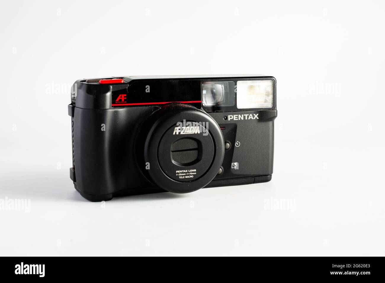 Woodbridge Suffolk UK juin 29 2021: Un classique Pentax 35 mm caméra de film isolée sur un fond blanc Banque D'Images