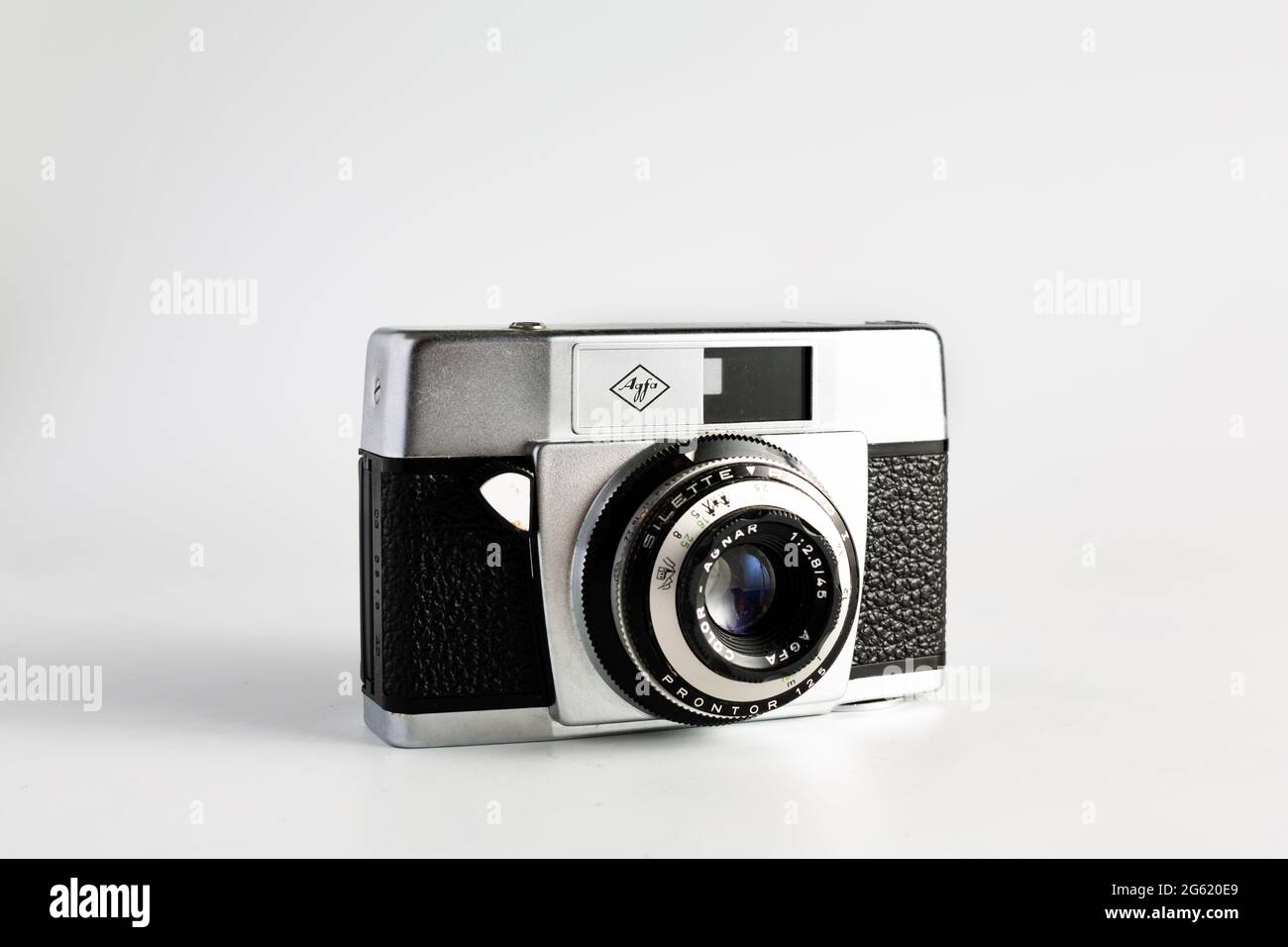 Woodbridge Suffolk UK juin 29 2021: Un classique caméra de film Agfa isolée sur fond blanc Banque D'Images