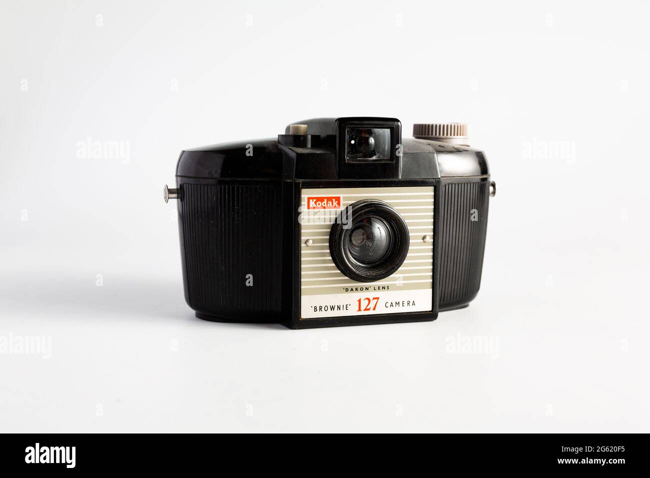 Woodbridge Suffolk UK juin 29 2021 : un appareil photo classique Kodak Brownie 127 isolé sur fond blanc Banque D'Images