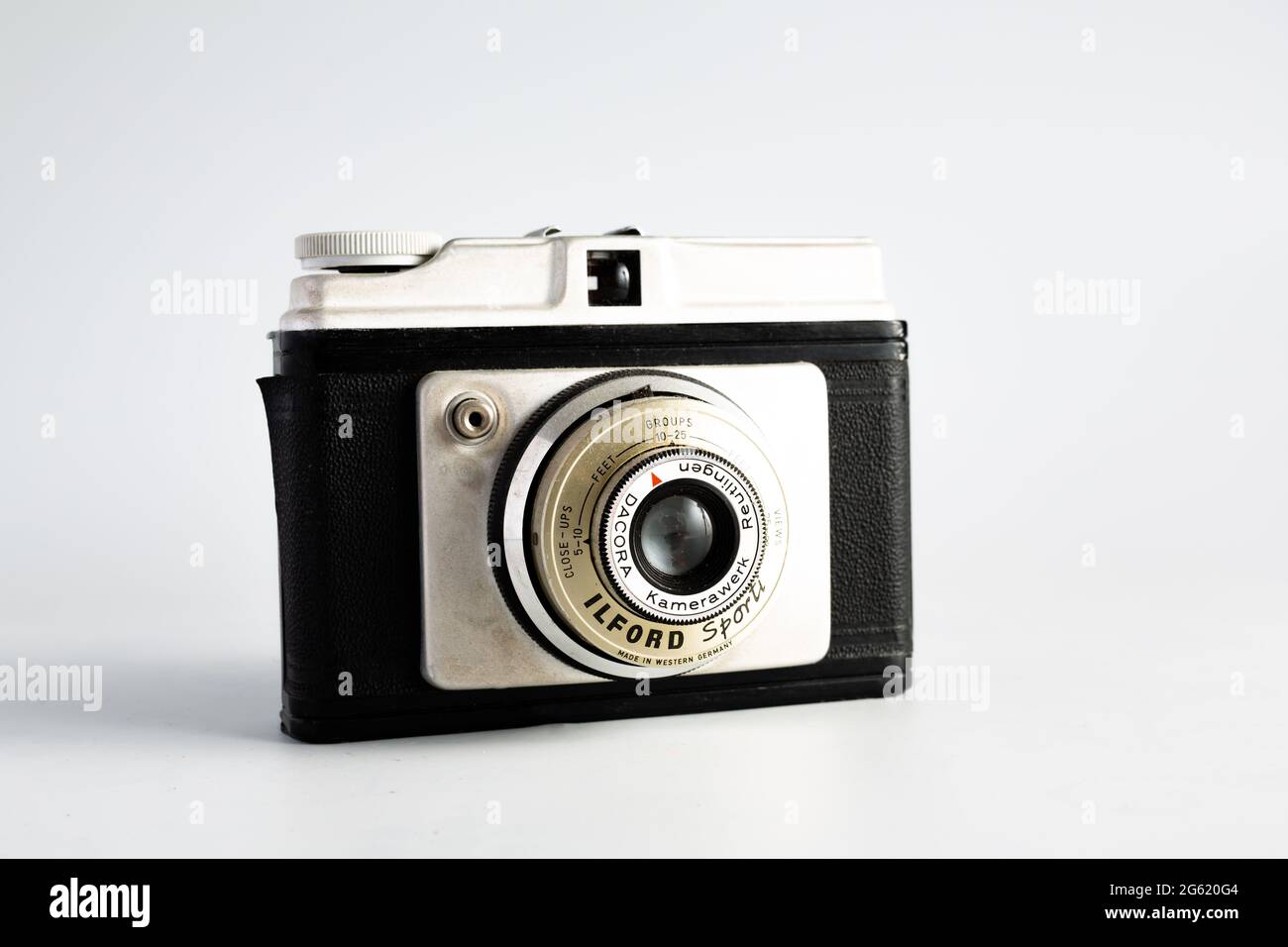 Woodbridge Suffolk UK juin 29 2021: Un classique Dacora Kamerawerk caméra de film isolée sur un fond blanc Banque D'Images