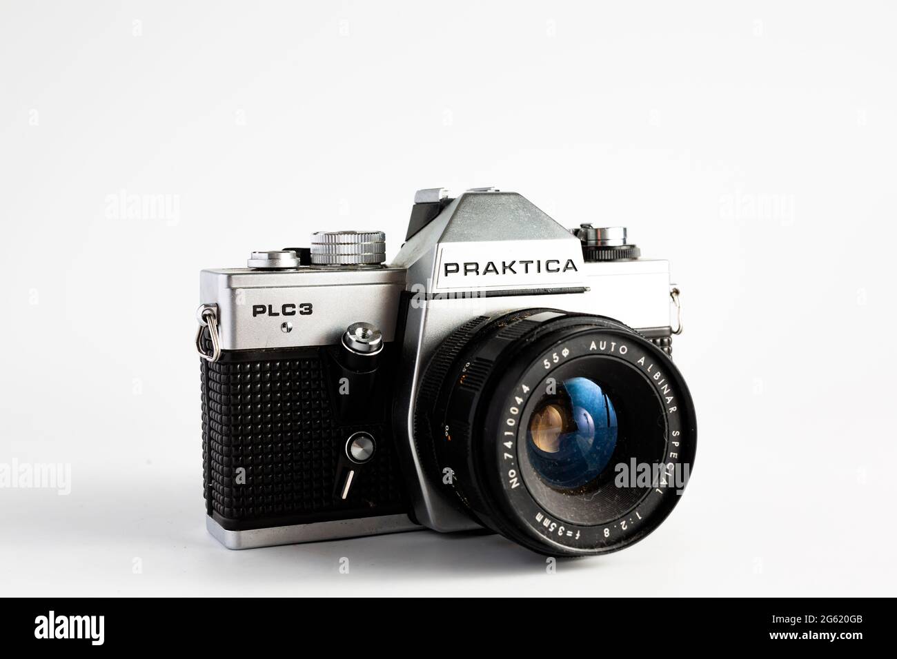Woodbridge Suffolk UK juin 29 2021: Un classique Praktica PLC3 caméra de film isolée sur un fond blanc Banque D'Images
