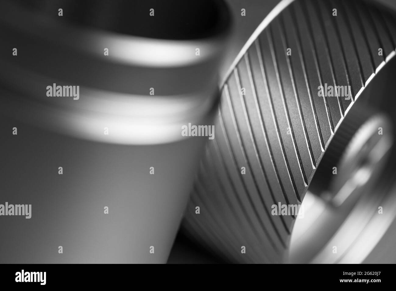 Arrière-plan technique avec détails métalliques cylindriques brillants avec motif de encoches, gros plan avec mise au point sélective douce Banque D'Images