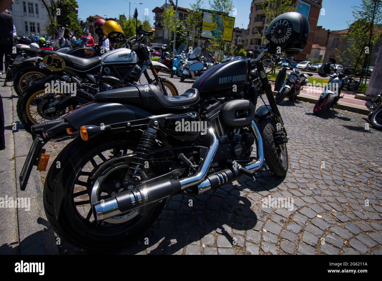 Skopje, Macédoine. 23 mai 2021. Le Distinguished Gentleman's Ride sur la place du parc. Les motos classiques de style vintage s'unissent pour la santé des hommes. Banque D'Images