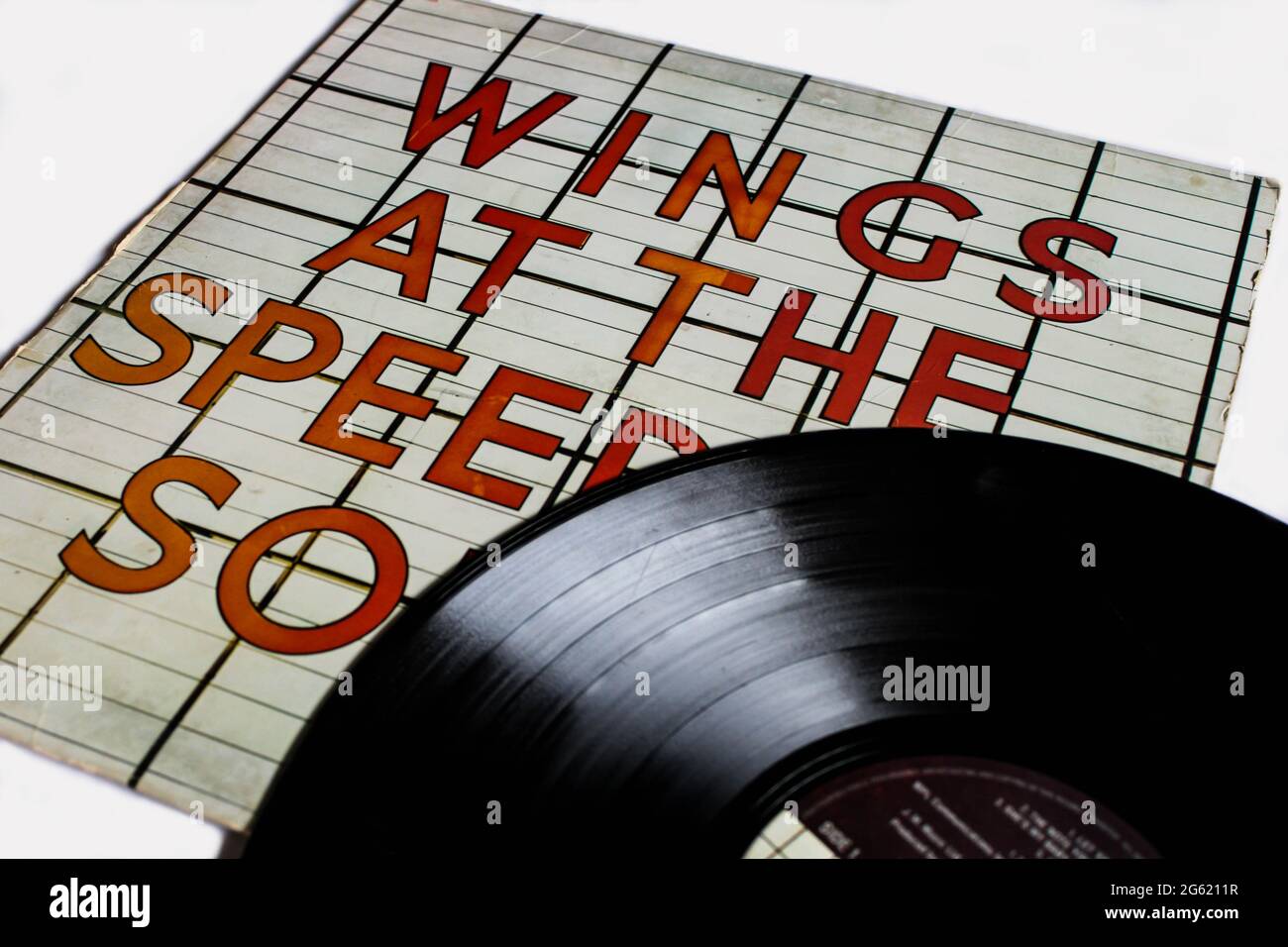 Wings at the Speed of Sound est le cinquième album studio du groupe de rock  américain britannique Wings on vinyle record LP disc. Couverture de l'album  Photo Stock - Alamy