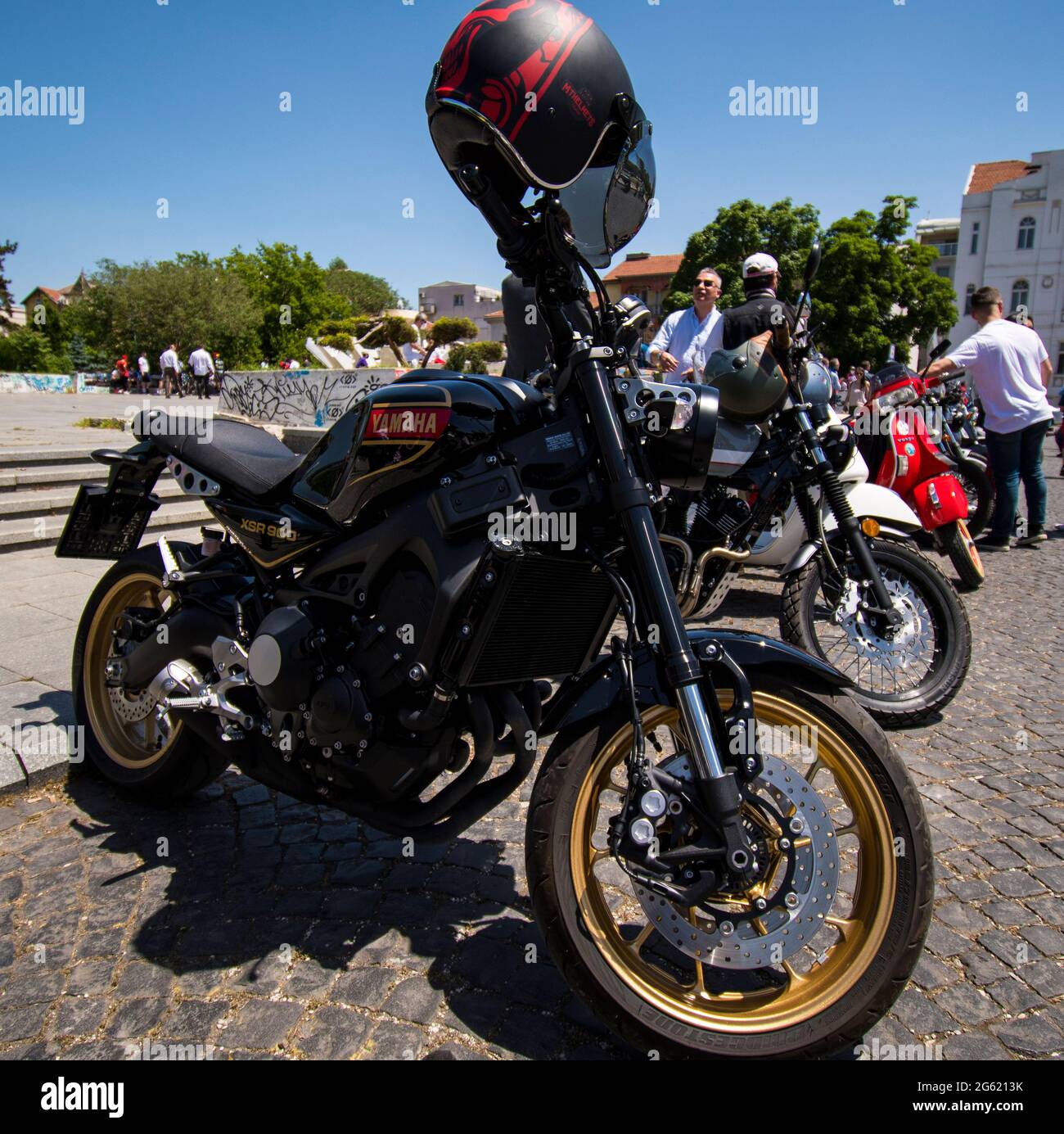 Skopje, Macédoine. 23 mai 2021. Le Distinguished Gentleman's Ride sur la place du parc. Les motos classiques de style vintage s'unissent pour la santé des hommes. Banque D'Images