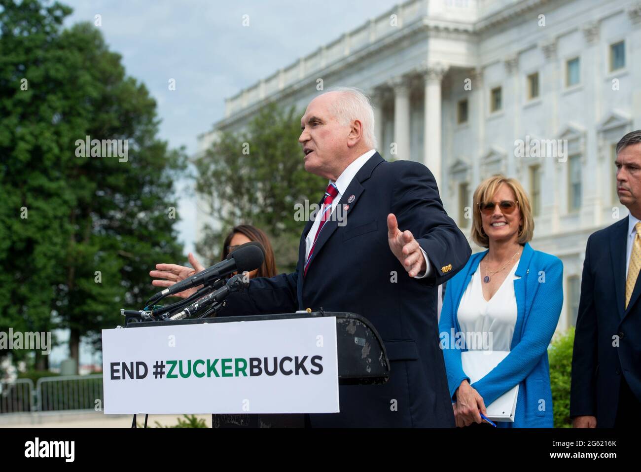 Le représentant des États-Unis Mike Kelly (républicain de Pennsylvanie) fait des remarques au cours d'une conférence de presse présenter une législation visant à limiter les dons du PDG de Facebook, Mark Zuckerberg, à l'extérieur du Capitole des États-Unis à Washington, DC, le jeudi 1er juillet 2021. Crédit : Rod Lamkey/CNP/MediaPunch Banque D'Images