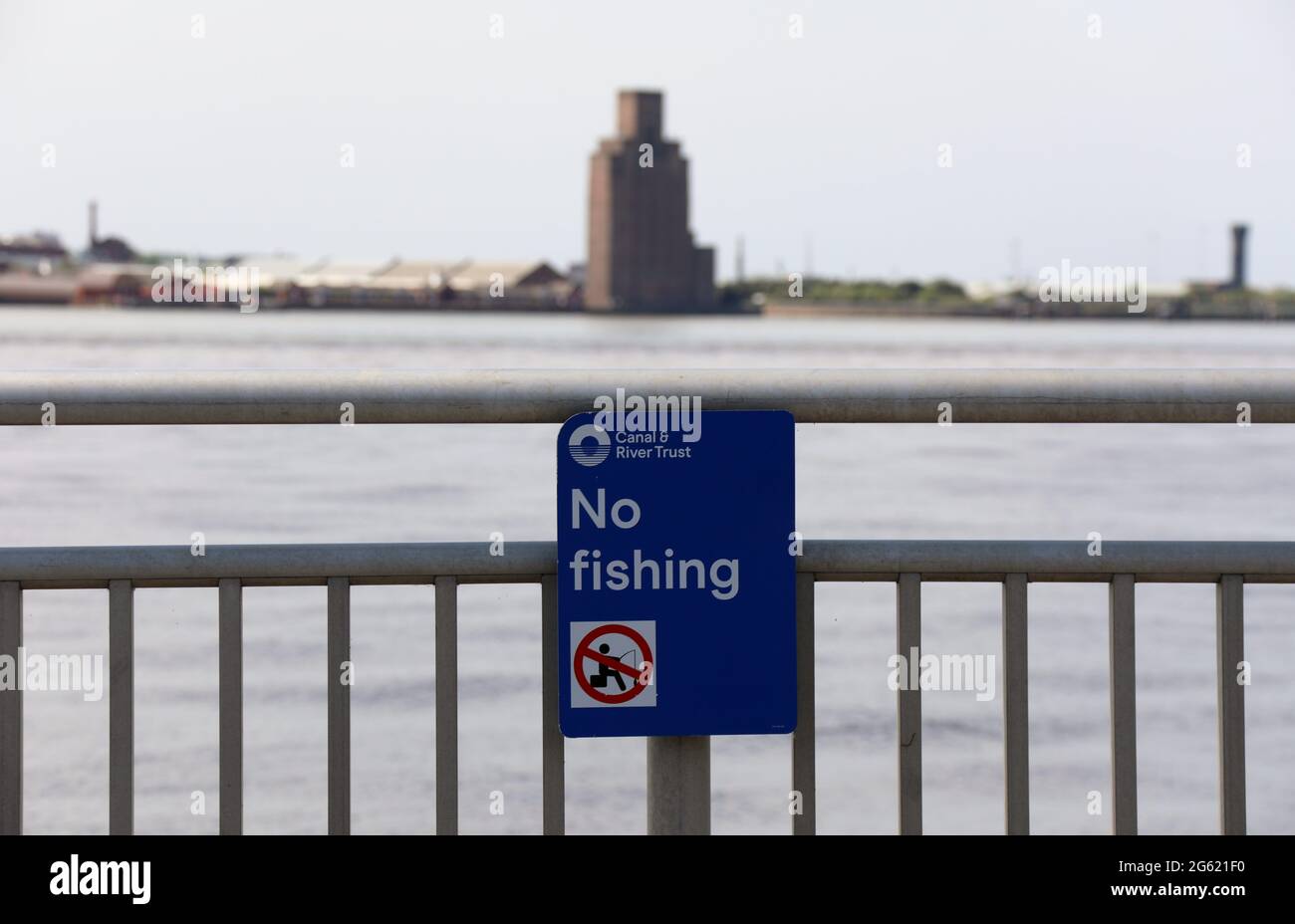 Pas de panneau de pêche à Kings Parade près de la rivière Mersey à Liverpool Banque D'Images