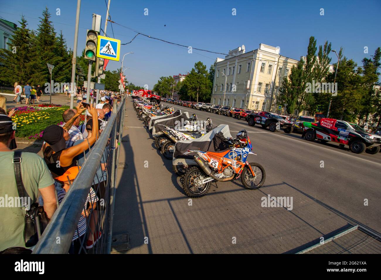 Omsk, Russie. 01 juillet 2021. Motos des participants au rallye attendent la cérémonie d'ouverture sur le parking pour véhicules spéciaux, crédit: I Banque D'Images