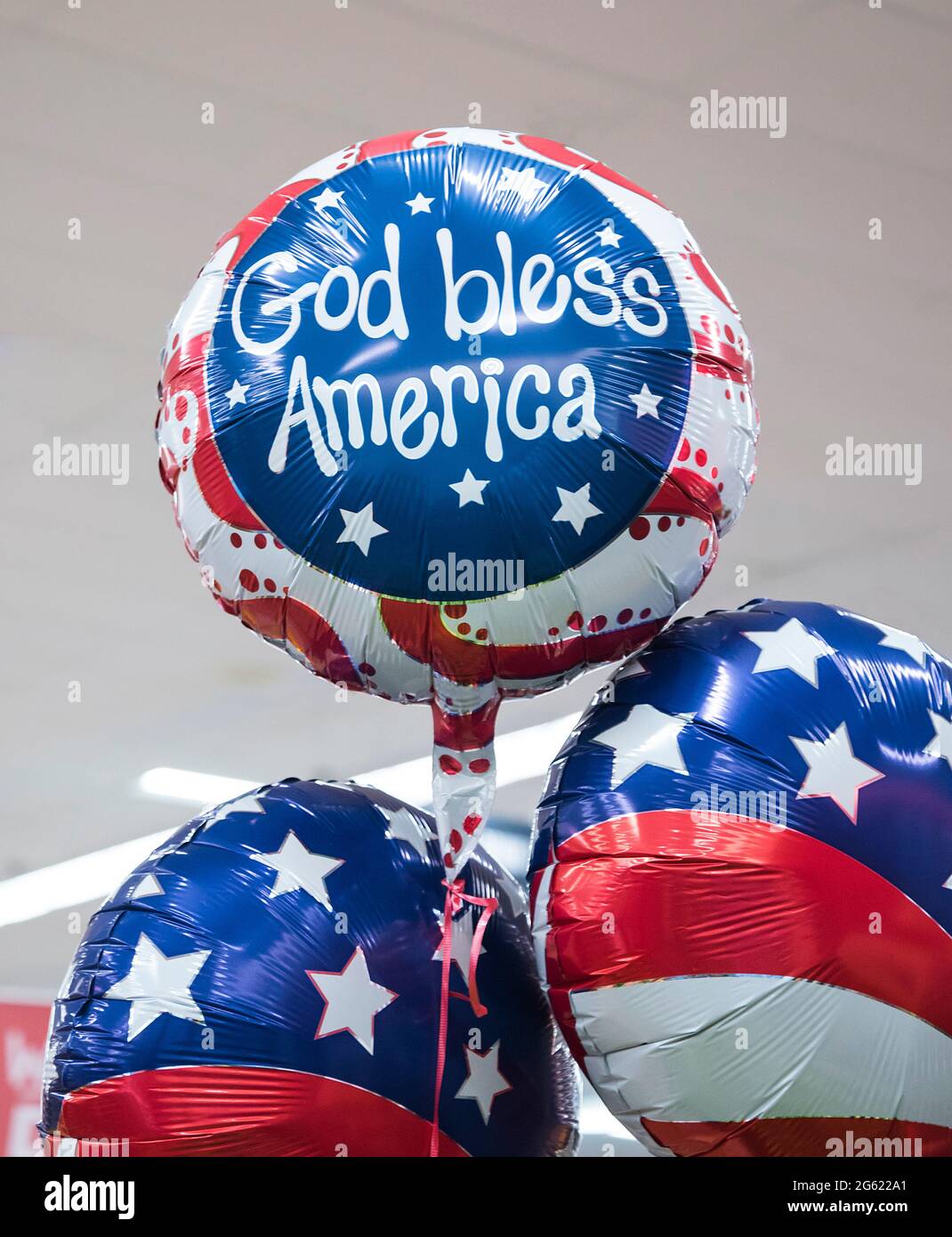 Le 4 juillet, Dieu bénisse l'Amérique, ballons de célébration à vendre dans un grand magasin dans le centre-nord de la Floride. Banque D'Images