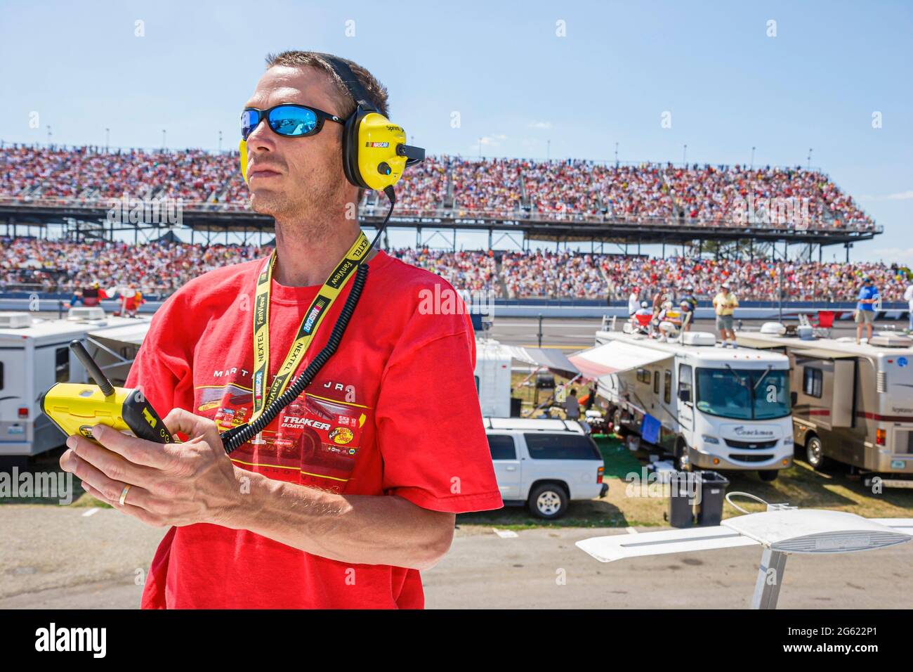 Alabama Talladega Superspeedway Aaron's 499 NASCAR Nextel Cup Series, stock voitures courses fans de course grand stand infield Motor homes, fan man radio Head Banque D'Images