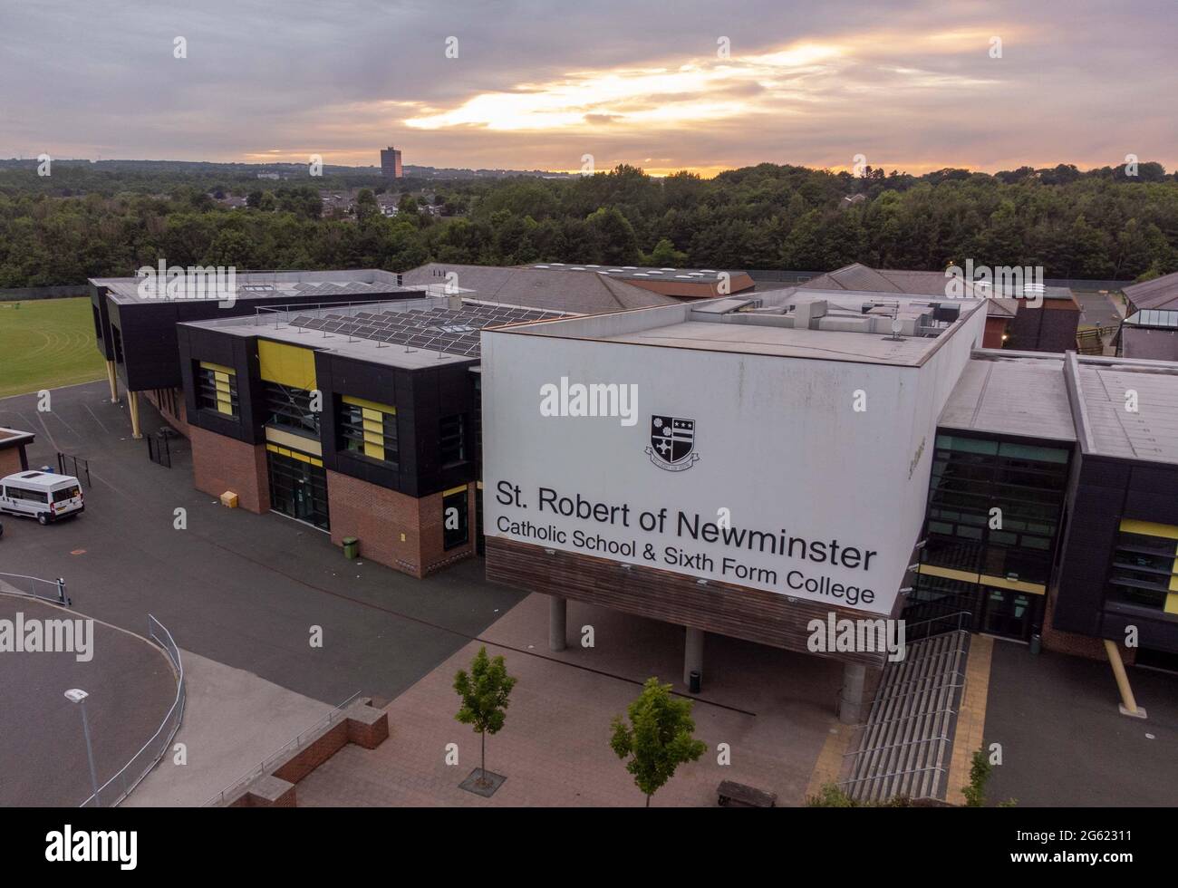 Tir de drone aérien de l'école catholique St Robert de Newminster à Washington, Tyne & Wear. Durham House est visible en arrière-plan Banque D'Images