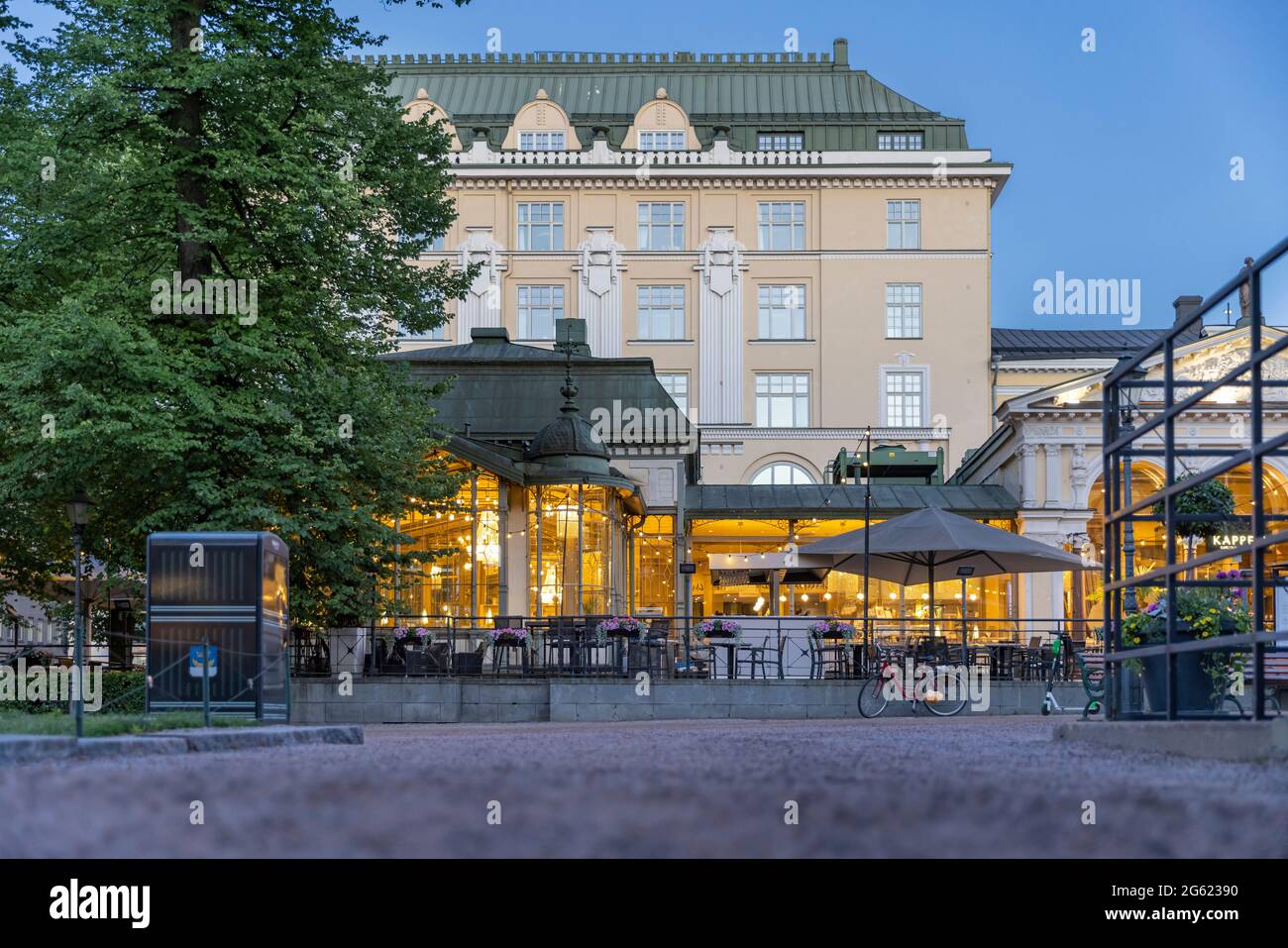 Esplanadi - parc du centre-ville d'Helsinki calme après le coucher du soleil en semaine Banque D'Images