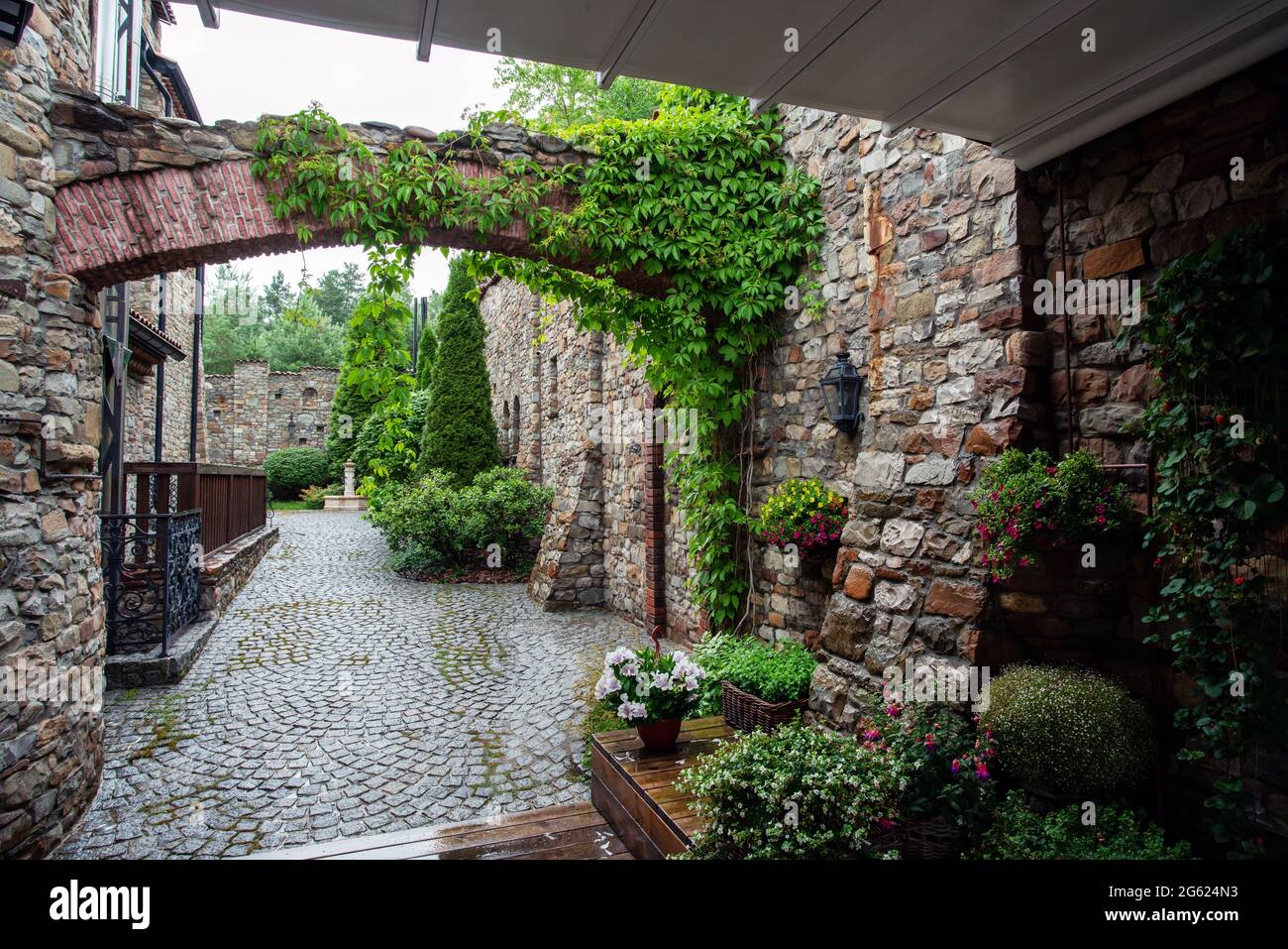 Jardin idyllique de style ancien ( italien) sur datcha russe (manoir) prosperious (partie du bâtiment à Moscou des pierres de pavage oblastes sur le sol Banque D'Images