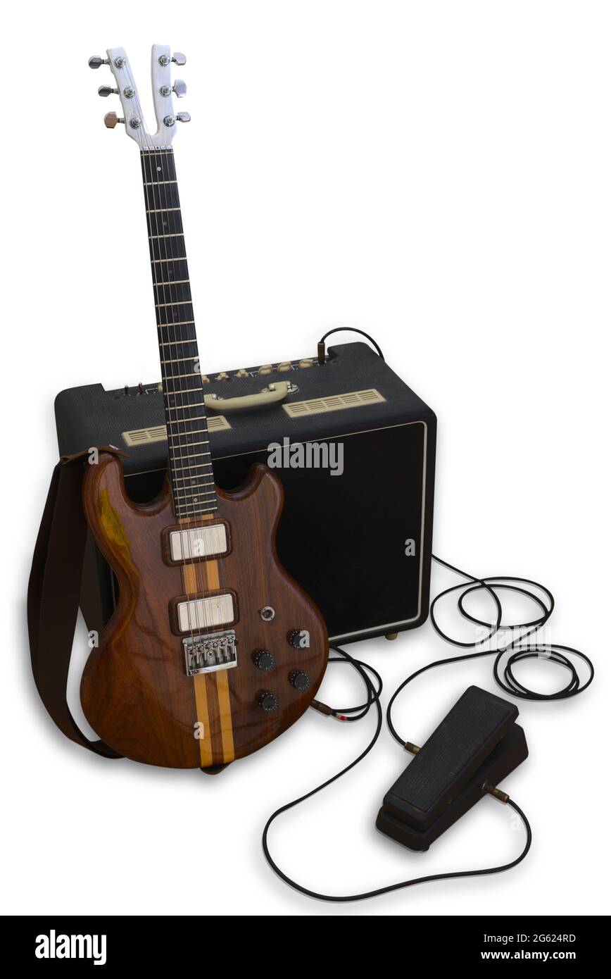 Guitare électrique rock des années 80 avec col en aluminium, capteurs à humbucker, amplificateur et pédale wah-wah. Banque D'Images