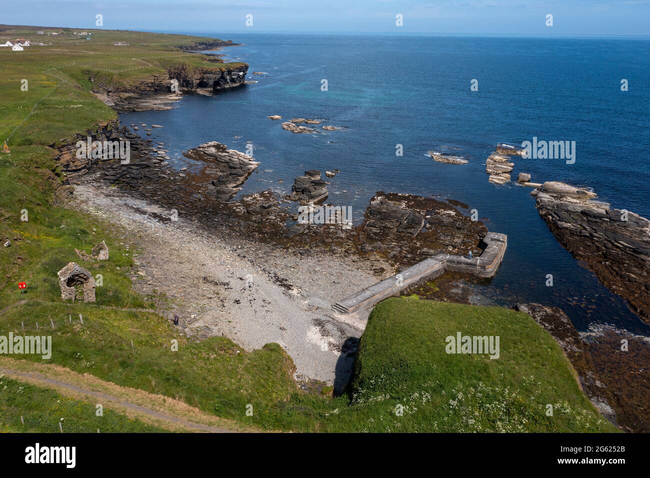 Vue aérienne de la colonie côtière histotique d'Auckengill, Caithness, Écosse. Banque D'Images