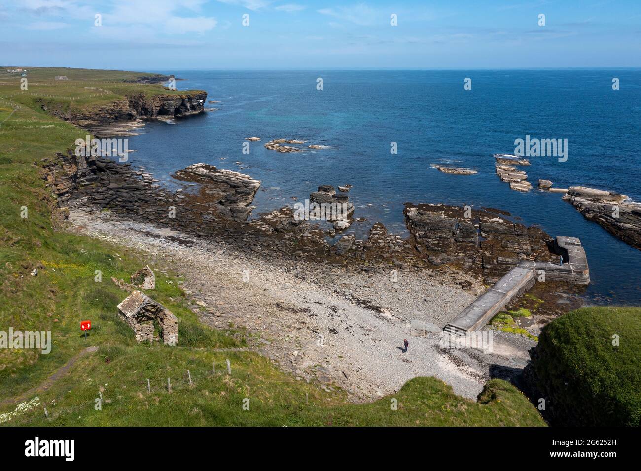 Vue aérienne de la colonie côtière histotique d'Auckengill, Caithness, Écosse. Banque D'Images