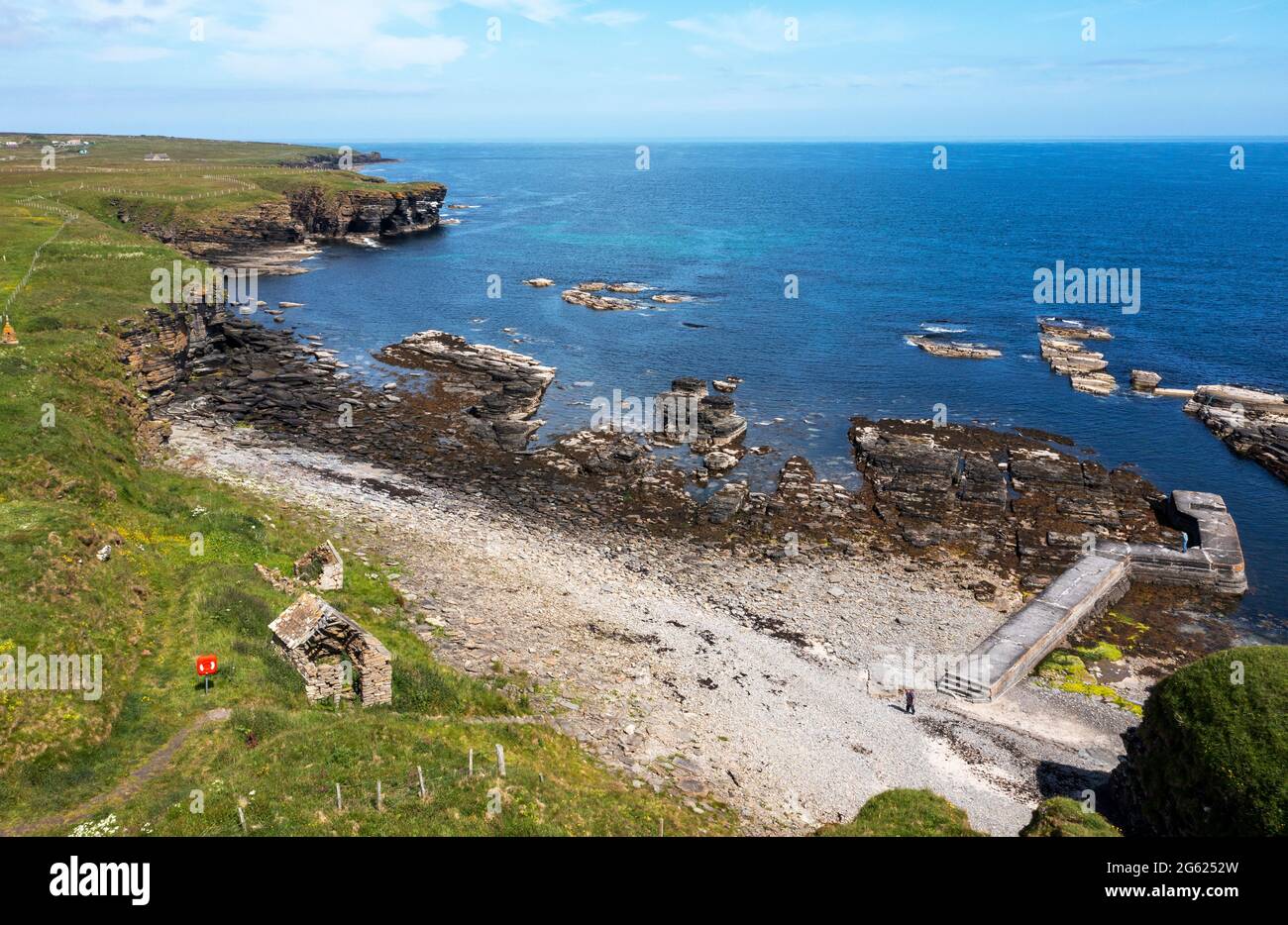 Vue aérienne de la colonie côtière histotique d'Auckengill, Caithness, Écosse. Banque D'Images