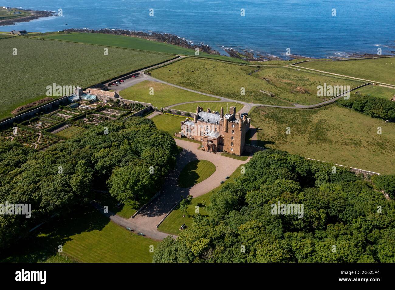 Vue aérienne du château de Mey et des jardins, l'ancienne demeure de la reine mère, surplombant le Pentland Firth, Caithness, Écosse. Banque D'Images