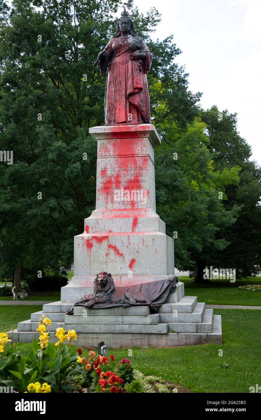 La statue de la reine Victoria a été vandalisée avec de la peinture rouge dans le parc Victoria de Kitchener. Kitchener Ontario Canada. Banque D'Images