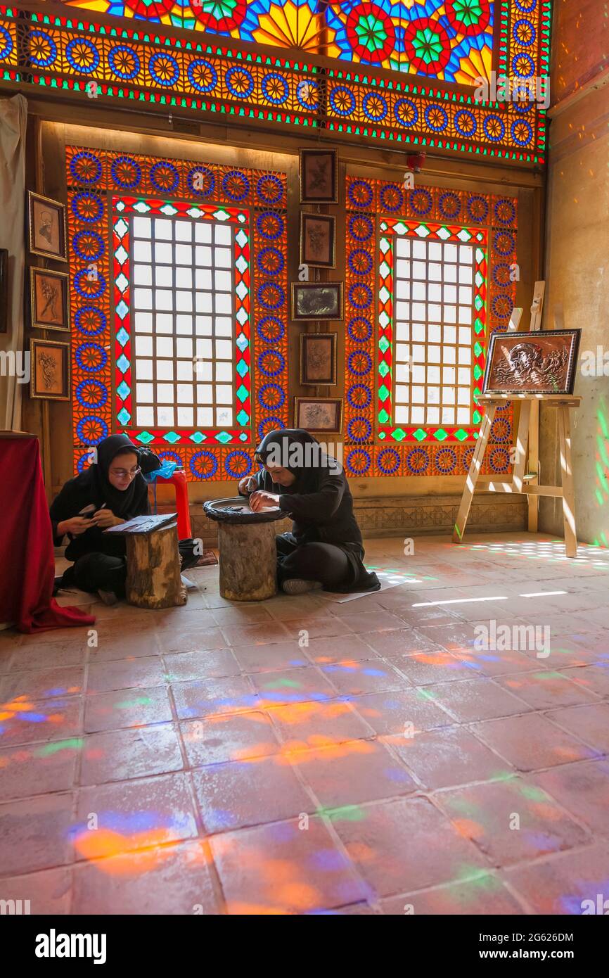 Démonstration de la gravure traditionnelle en cuivre, à l'Arg de Karim Khan (citadelle), centre-ville, Shiraz, province de Fars, Iran, Perse, Asie occidentale, Asie Banque D'Images