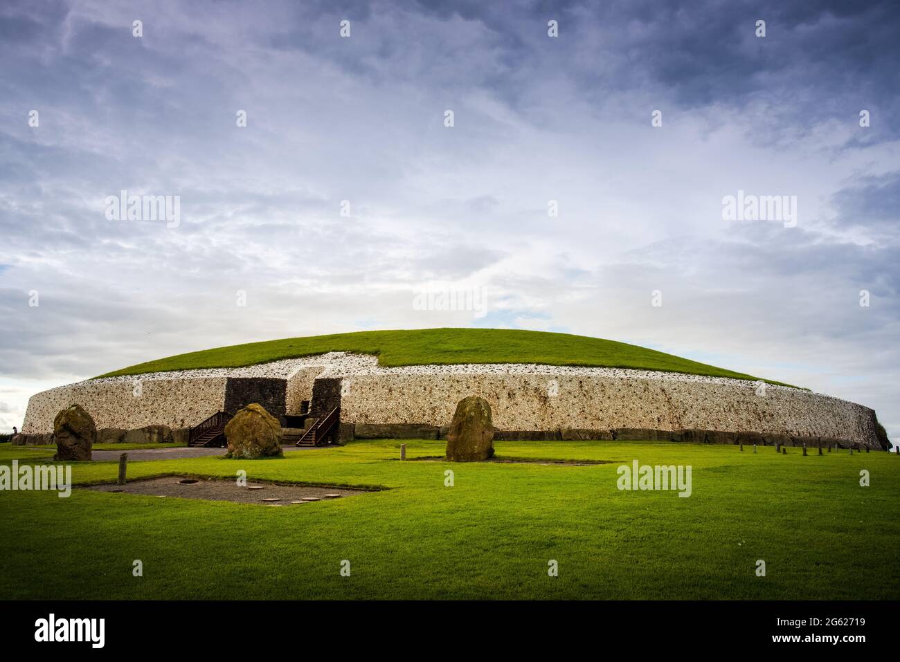 Tombeau de passage de Newgrange dans la vallée de Boyne Banque D'Images