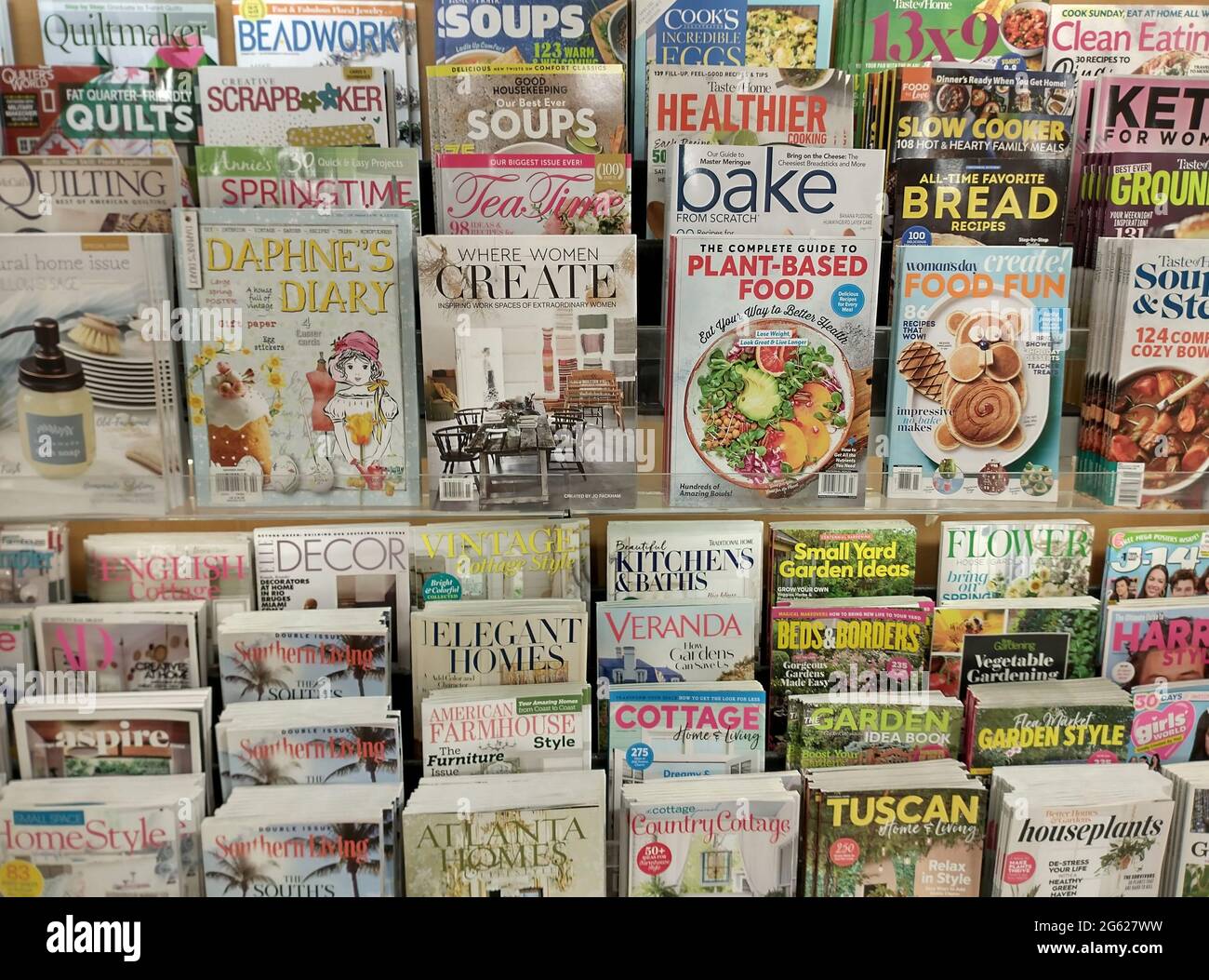 Porte-magazines en magasin Banque D'Images