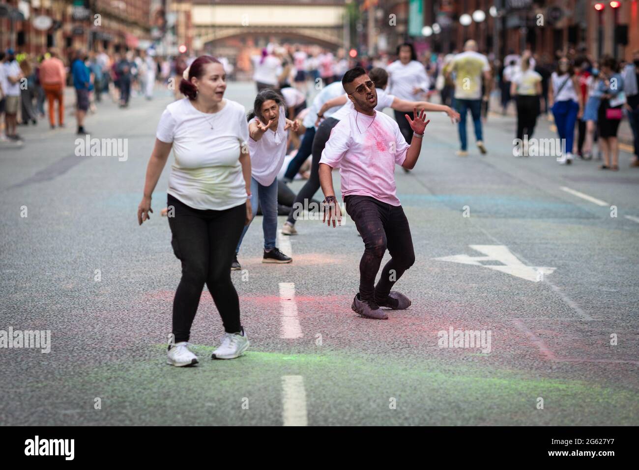 Manchester, Royaume-Uni. 1er juillet 2021. MIF revient en ville. Les artistes prennent part à la soirée d'ouverture du MIF21, qui voit Boris Charmatzs Sea change prendre dans les rues de Deansgate. Créé spécialement pour le Festival, Sea change est une réponse unique et captivante à la pandémie, qui implique des danseurs professionnels et non professionnels célébrant le togethness dans un monde post-verrouillage. Le MIF est un festival dirigé par des artistes qui présente de nouvelles œuvres de divers arts de la scène, des arts visuels et de la culture populaire. Credit: Andy Barton/Alay Live News Banque D'Images