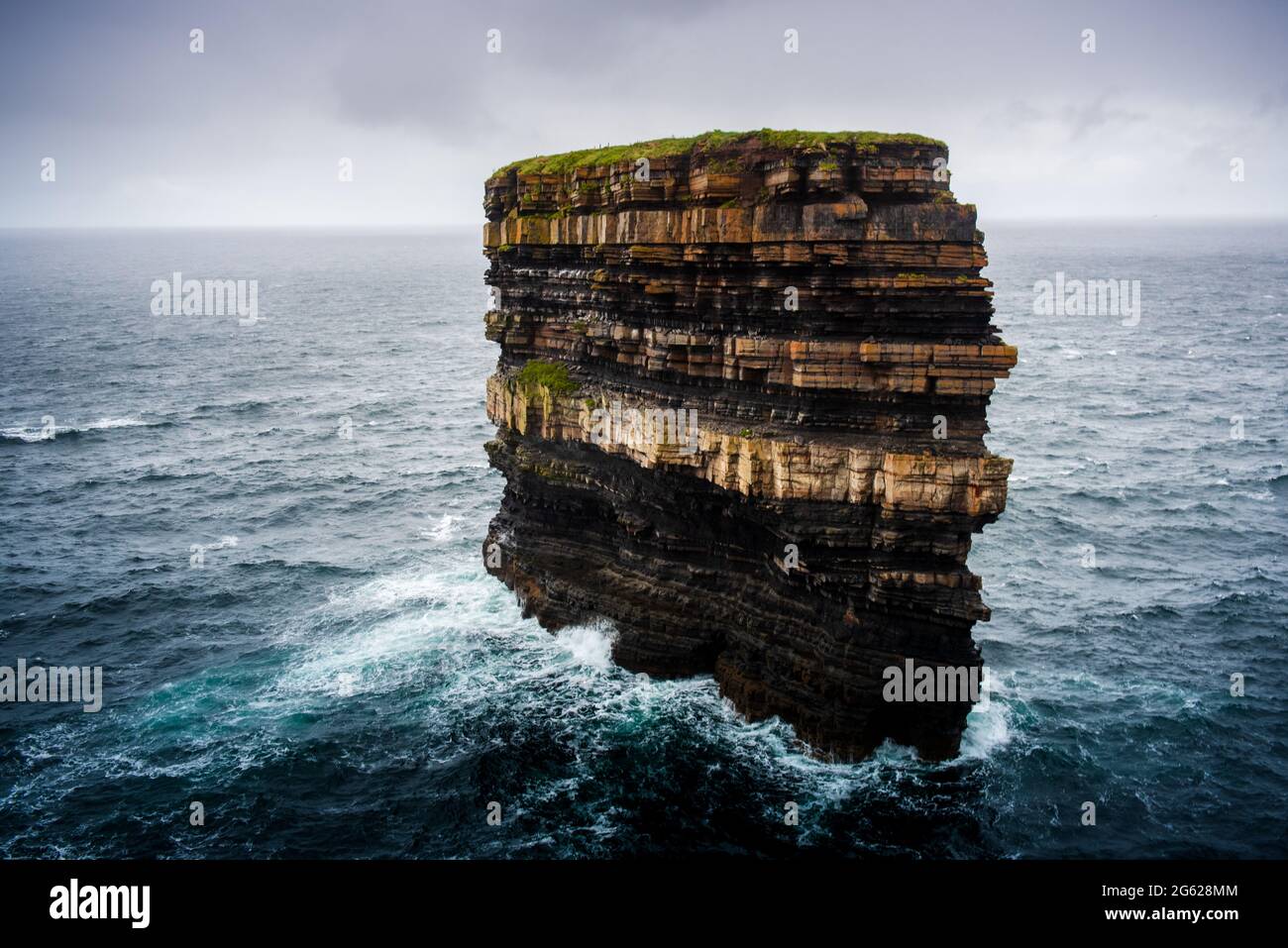 Vers le bas Patrick trace l'histoire géologique de l'Irlande Banque D'Images