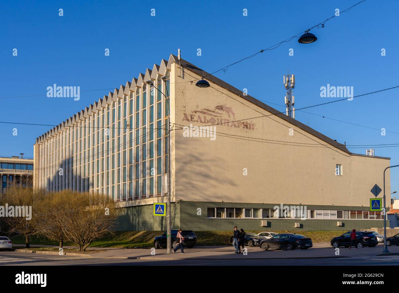 Bâtiment Dolphinarium, conçu par l'architecte A. Isoitko en 1972, style moderniste socialiste, Konstantinovskiy pr, Saint-Pétersbourg, Russie Banque D'Images Bâtiment Dolphinarium, conçu par l'architecte A. Isoitko en 1972, style moderniste socialiste, Konstantinovskiy pr, Saint-Pétersbourg, Russie Banque D'Images