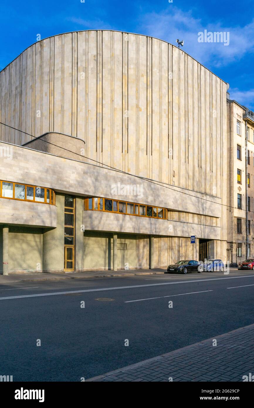 Bâtiment des Archives centrales, conçu par les architectes Goldgor et Slivinskaya, style moderniste socialiste, 1980-1983, Saint-Pétersbourg, Russie Banque D'Images Bâtiment des Archives centrales, conçu par les architectes Goldgor et Slivinskaya, style moderniste socialiste, 1980-1983, Saint-Pétersbourg, Russie Banque D'Images