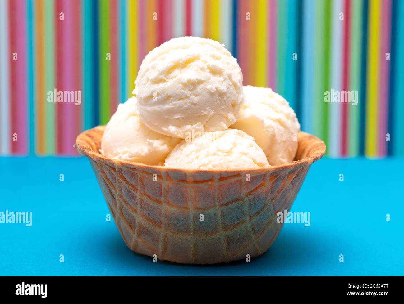 Crème glacée à la vanille dans un bol à gaufres Banque D'Images