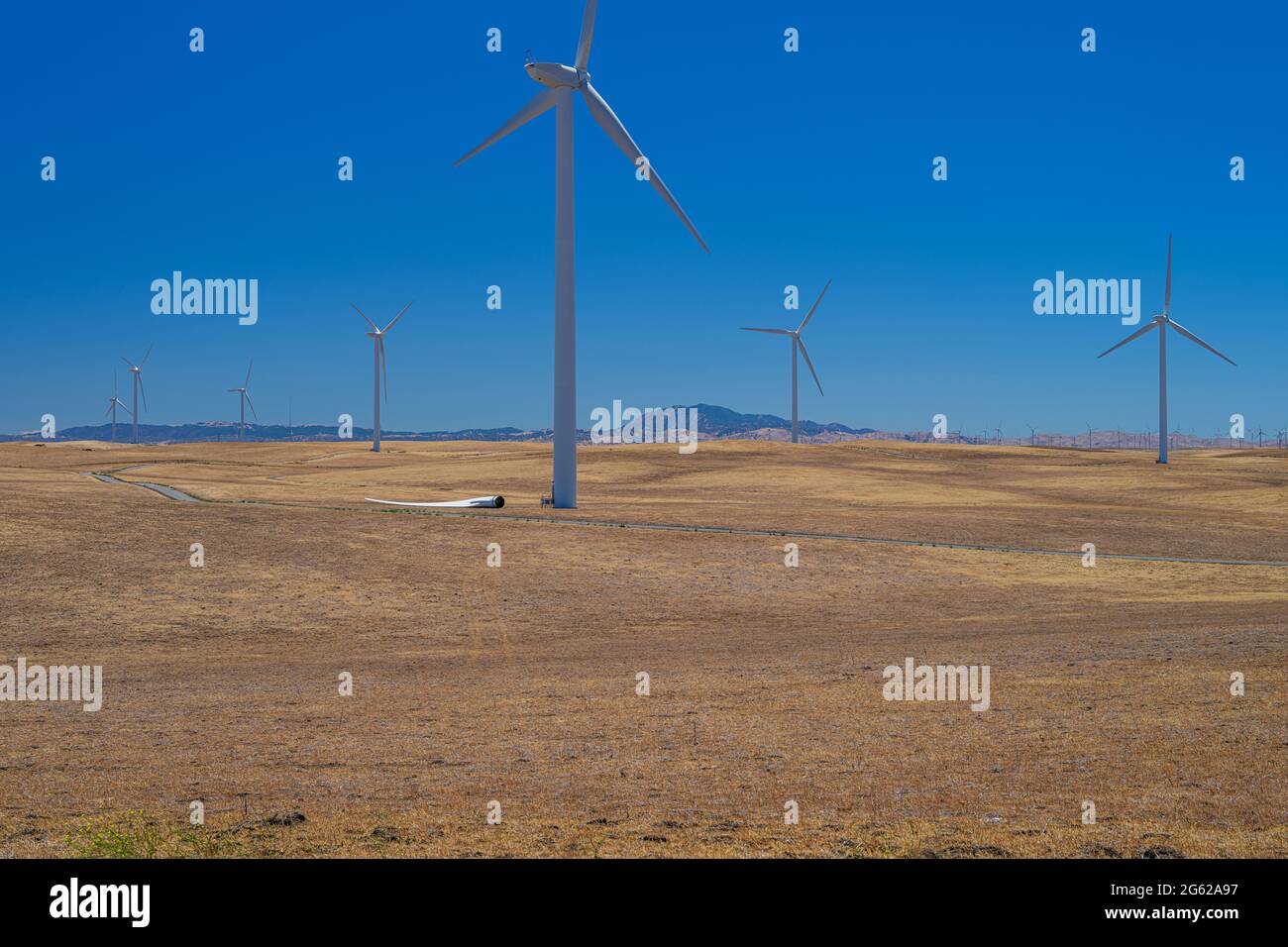 WIndustry, une feuille d'air repose sur le sol à l'entrée d'une éolienne sur le parc éolien. Banque D'Images