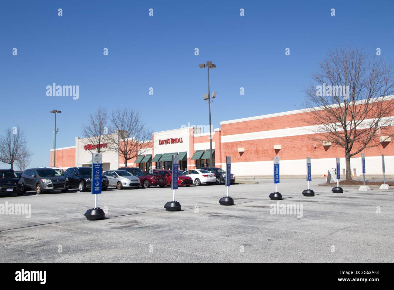 Augusta, GA USA - 03 04 21: Ligne de la zone de stationnement de ramassage au trottoir signes de poteau Best Buy et Office Depot - Walton Way ext Banque D'Images