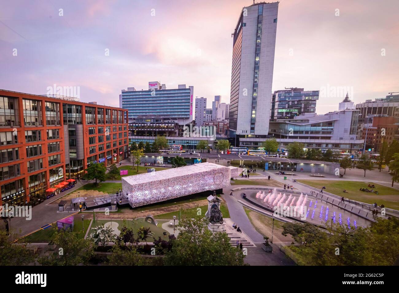 Manchester, Royaume-Uni. 1er juillet 2021. Big Ben couché installation par l'artiste Marta Minujín est officiellement ouvert à Piccadilly Gardens. La réplique de 42 m de Big Ben est couverte dans 20,000 copies de livres qui ont façonné la politique britannique et sont une invitation joyeuse pour les gens à imaginer leurs symboles nationaux et à s'unir autour de la démocratie et de l'égalité. Le MIF est un festival dirigé par des artistes qui présente de nouvelles œuvres de divers arts de la scène, des arts visuels et de la culture populaire. (Photo par Andy Barton/SOPA Images/Sipa USA) crédit: SIPA USA/Alay Live News Banque D'Images