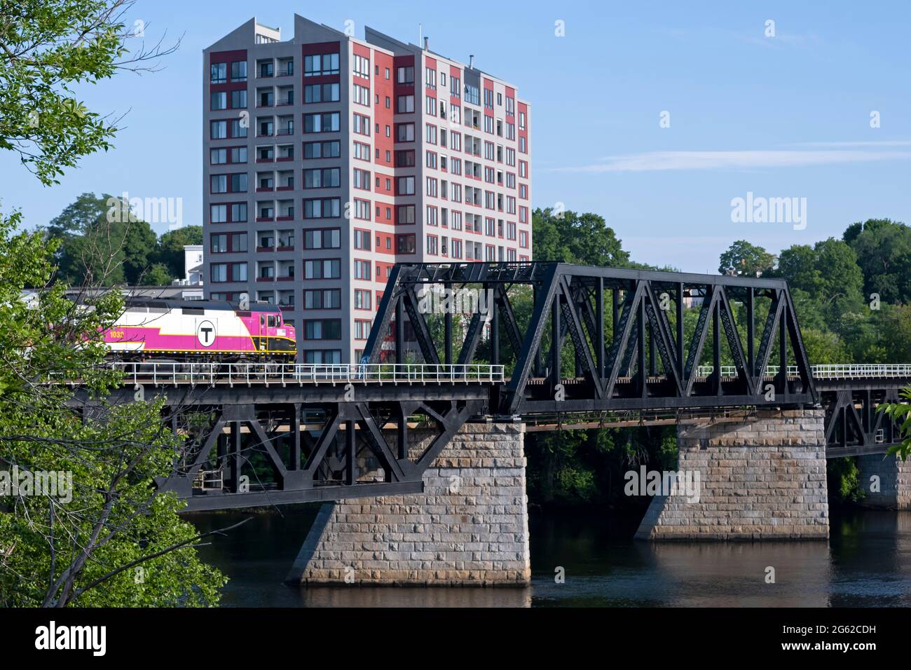 Haverhill, Massachusetts, États-Unis, 28 juin 2021 : un train de banlieue de la Massachusetts Bay Transit Authority traverse la rivière Merrimack.- Haverhill ma Banque D'Images