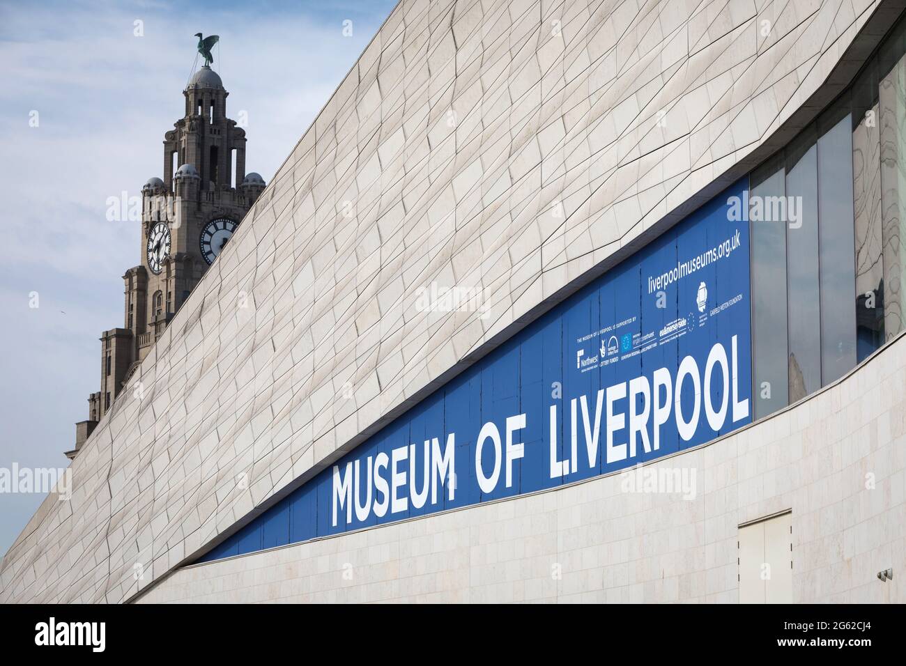 Le bâtiment du Musée moderne de Liverpool et, derrière lui, une partie du bâtiment Royal Liver Banque D'Images