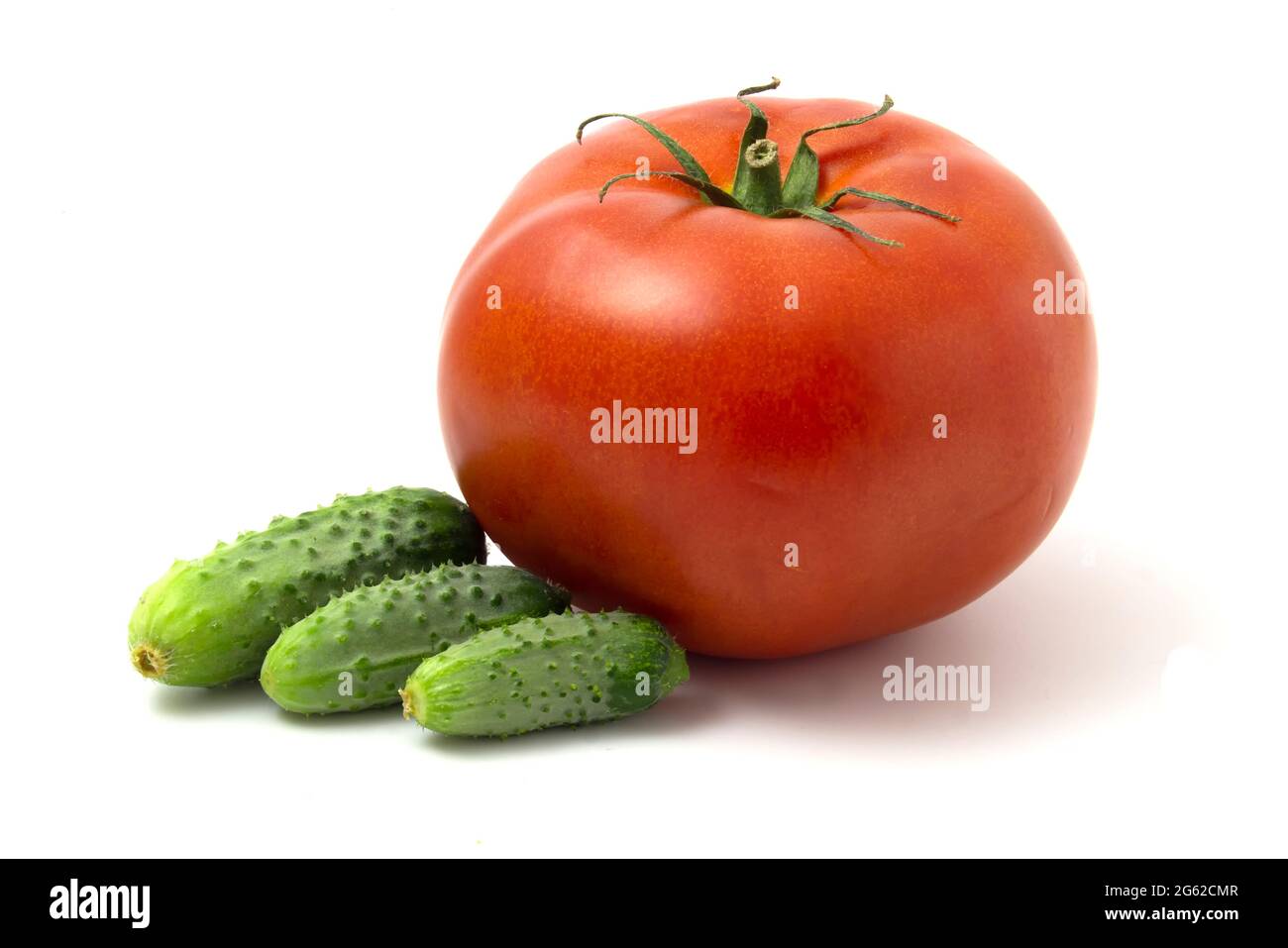 Cornichons frais et grosses tomates rouges isolés sur fond blanc Banque D'Images