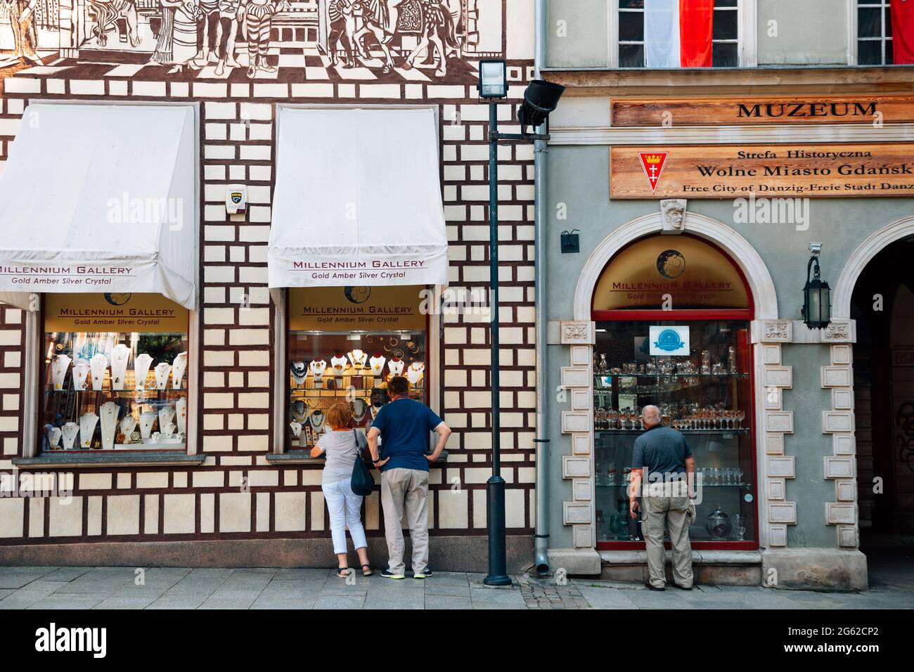 Gdansk, Pologne - 12 juin 2019 : rue de la vieille ville, boutique d'accessoires de bijoux ambres Banque D'Images