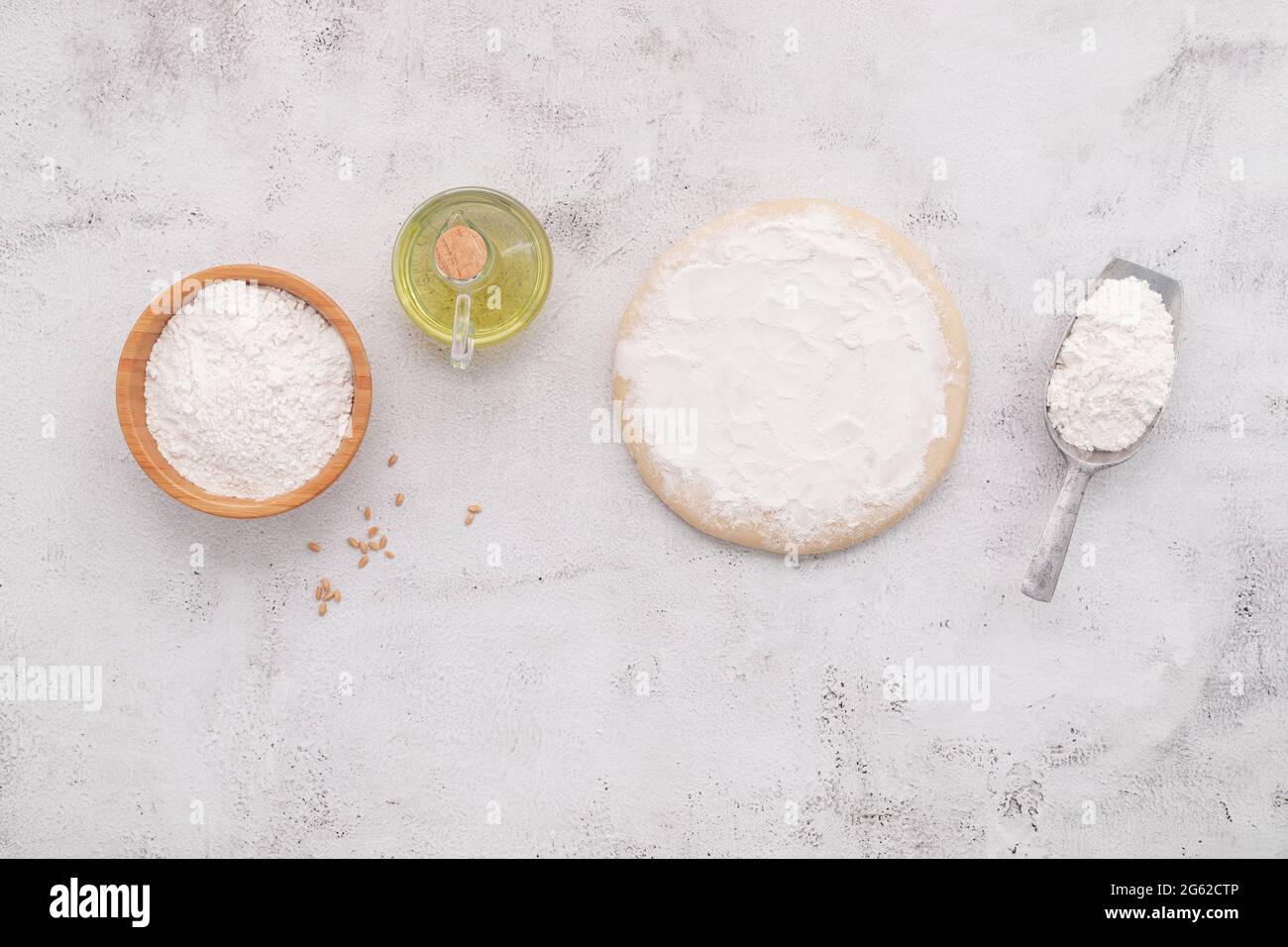 Les ingrédients pour la pâte à pizza maison avec des épis de blé, de la