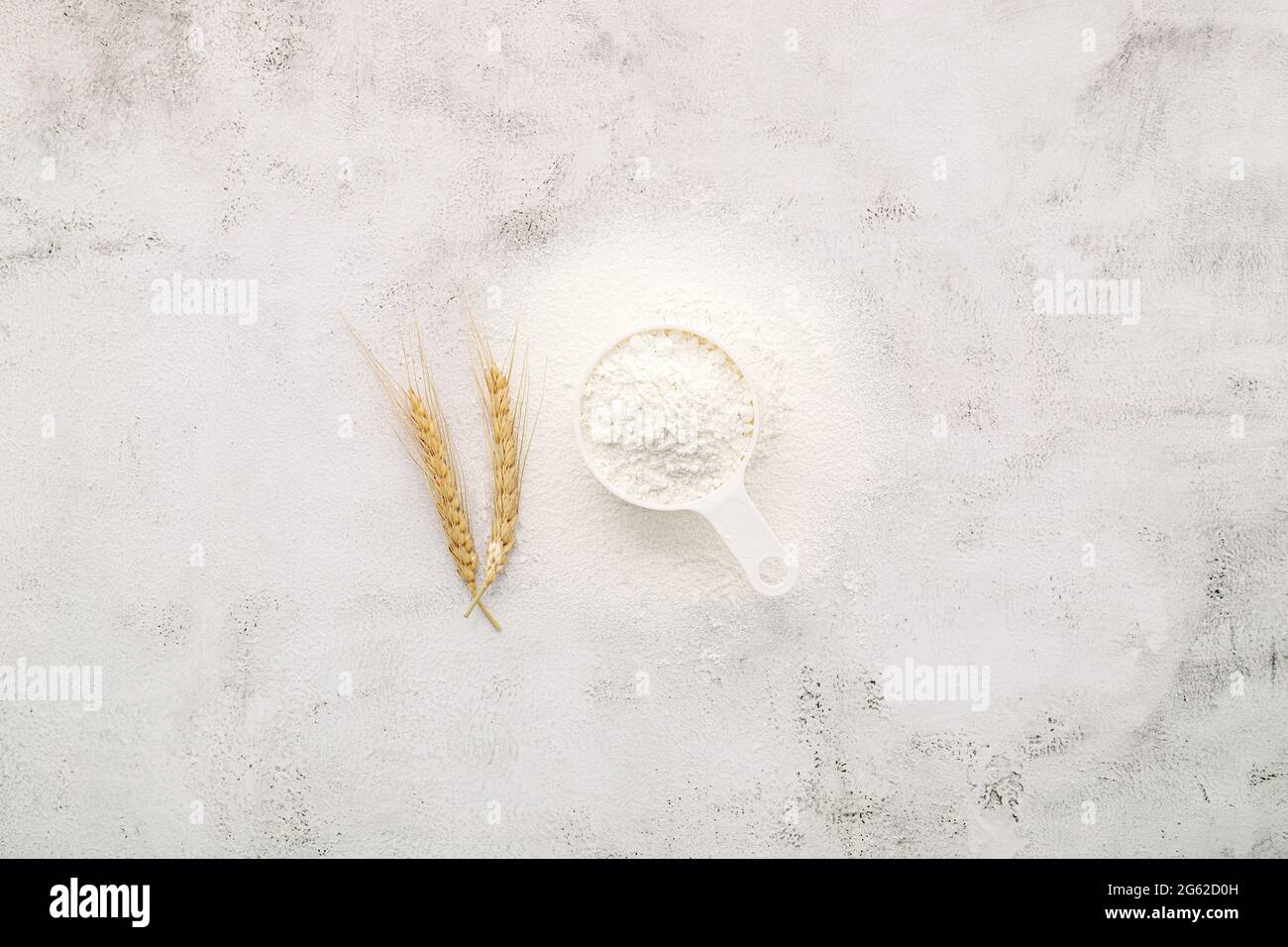 Les ingrédients pour la pâte à pizza maison avec des épis de blé, de la