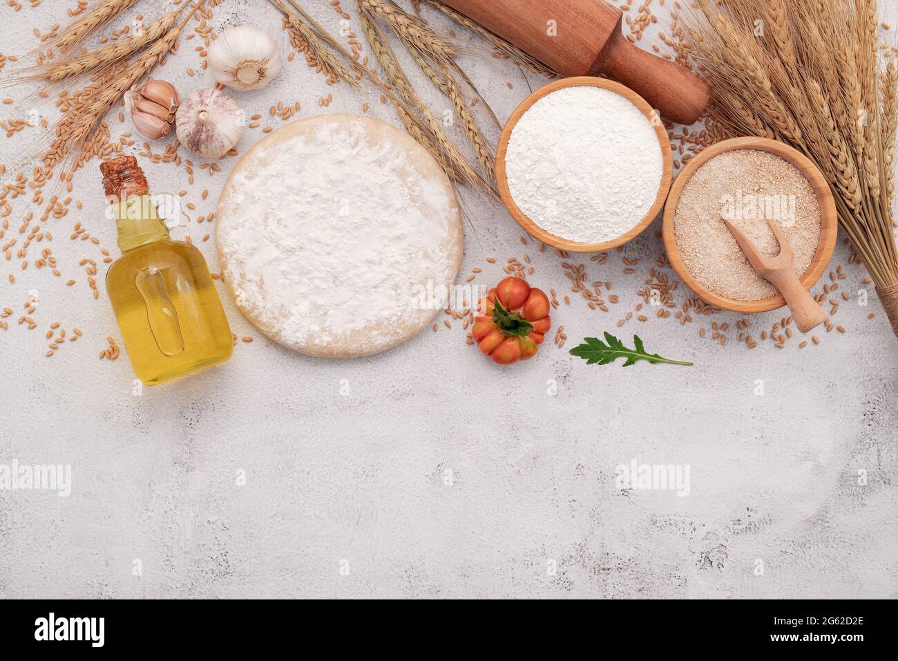 Les ingrédients pour la pâte à pizza maison avec des épis de blé, de la