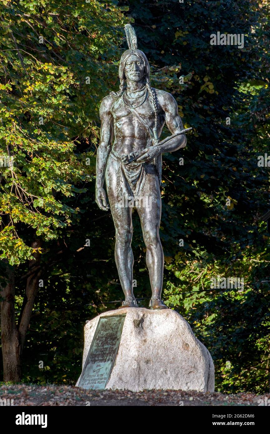 Plymouth, Massachusetts, États-Unis, 24 octobre 2013 : statue de Massasoit Sachem de la tribu des Wampanoag surplombant le port de Plymouth. Banque D'Images