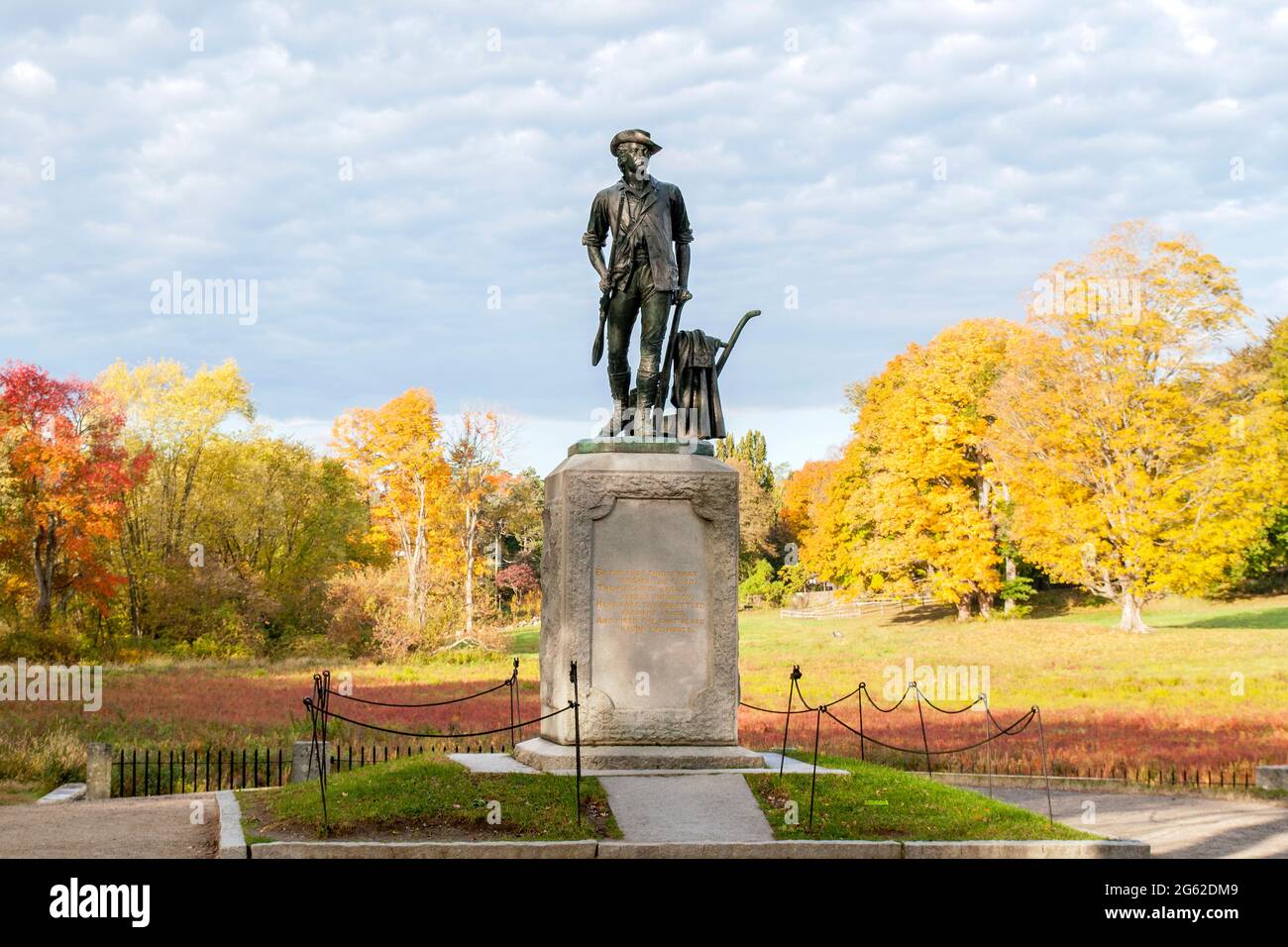 Monument Minuteman, situé dans le parc national de Minuteman à Concord, Massachusetts. Sculpté par Daniel Chester French en 1875 pour commémorer le 100e A. Banque D'Images